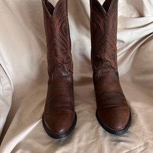 Size 8 Beautiful Embroidered Ariat Boots